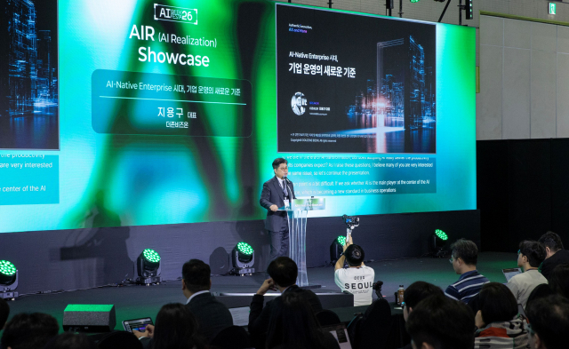 더존비즈온 공동대표 지용구 사장이 8일 서울 코엑스에서 열린 ‘AI Festa 26’ AIR Showcase에서 ‘AI Native Enterprise 시대, 기업 운영의 새로운 기준’을 주제로 강연하고 있다.