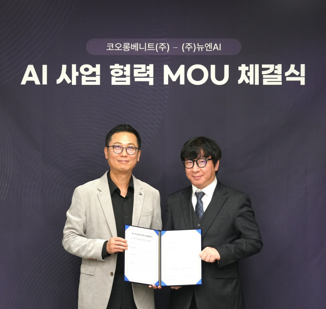 뉴엔AI 이승한 상무(오른쪽)와 코오롱베니트 강재훈 팀장이 업무협약 체결 후 기념 촬영을 하고 있다