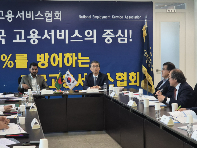 이원장 전국고용서비스협회 회장과 방글라데시 국무장관 등 주요 관계자들이 양국 간 고용서비스 협력 확대 및 국제협력사업 추진방안에 대해 논의하고 있다