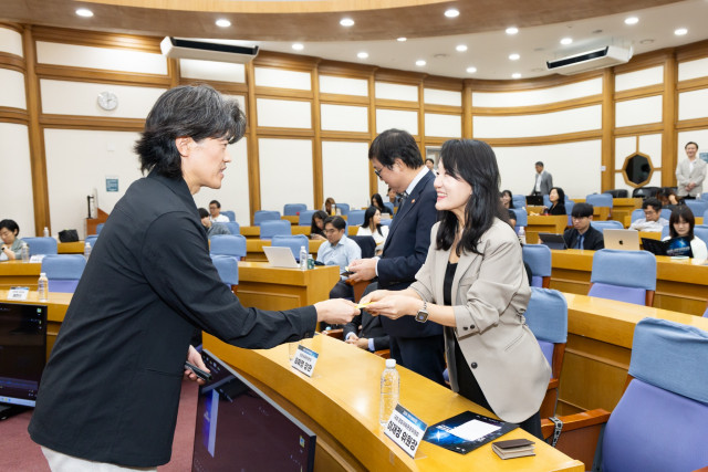 이재정 문화체육관광위원회 위원장(오른쪽)과 오성택 WSC Sports 한국 사업 책임자