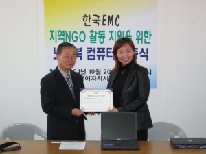 (왼쪽) 충북참여자치시민연대 노영우 대표, (오른쪽) 한국EMC 박재희 이사