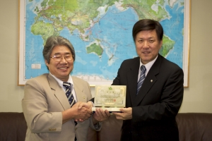  한국장애인 정보화협회 최성중회장(사진왼쪽), (주)한진 김영웅 부사 장(사진 오른쪽)
