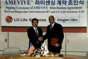 AMEVIVE 라이센싱 계약 조인식. 좌측은 LG생명과학 양흥준사장, 우측은 Biogen 
