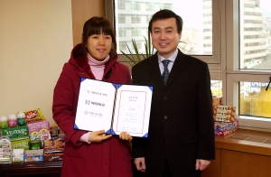 해태제과 차석용(52, 車錫勇) 사장(오른쪽)이 아름다운 재단과 함께하는 ‘소원 우체통’의