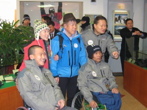 희망원정대를 이끌 엄홍길 대장(뒷줄 가운데)과 한국EMC 권혁재 이사(뒷줄 오른쪽)가 장애