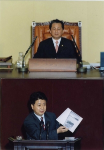 2004년 7월 임시국회에서 대정부질문을 하고 있는 노웅래 의원[사진제공 : 의원실]