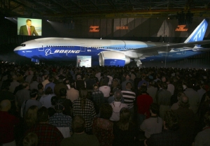 보잉 777-200LR 기종은 탑승인원 301명, 항속거리 1만 7446 km로 뉴욕에서 