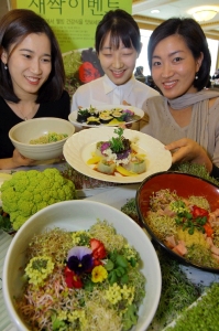 아워홈이 운영하는 여의도에 있는 한 구내식당에서 고객들이 새싹으로 만든 다양한 요리를 보고