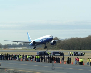 보잉社 세계 최장거리 항공기 777-200LR, 첫 비행 성공