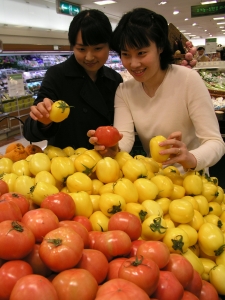 갤러리아백화점 명품관 웨스트 식품매장에서 고객들이 붉은 색 토마로와 함께 진열된  노란색 