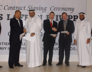 두산중공업 이윤영 부사장(왼쪽 첫번째)과 카타르 수전력사 모하나디(Mohannadi) 사장