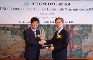 양덕준 레인콤 사장(왼쪽)과 천진석 하나증권 사장이 25일 서울 신라호텔에서 2700만달러