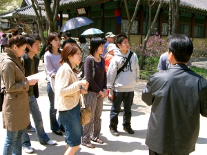 한샘 일본법인 사원들이 안내자의 설명을 들으며 용인민속촌을 관람하고 있다