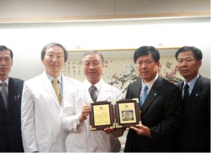 지난 11일 박창일 연세의대 세브란스병원장이 신축 병원 이전 작업에 대한 공로로 김영웅 한