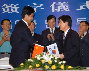 두산엔진은 중국 대련 현지에서 하덕인(夏德仁) 대련시장(왼쪽)과 두산엔진 이남두 사장(오른