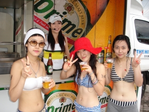 경포대 해수욕장에서 시원한 차림의 피서객들이 하이트 프라임 맥주‘프라임킷’ 행사 차량 앞에