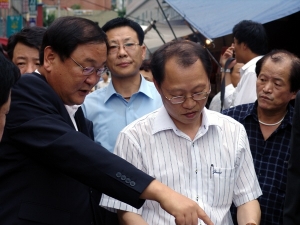 김태년 의원이 성호시장을 방문, 재래시장 문제 해결을 위해 온 힘을 쏟고 있다.