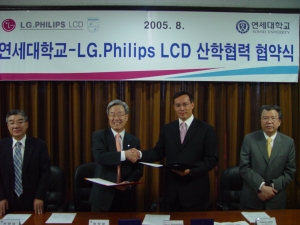 LG.Philips LCD 론 위라하디락사 사장(중앙 우측)과 정창영 연세대총장(중앙 좌측