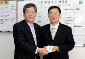 성금 전달 사진(좌측 우리공사 이종인 관리본부장)
