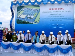 베트남 투덕 정수장 착공식에 참가한 현대모비스 한규환 부회장(사진 맨 왼쪽)과, 응우옌 민