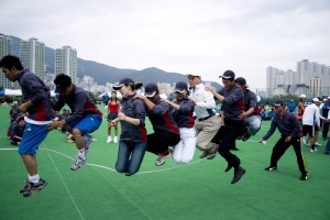 Run Together For One! 한진의 임직원들이 결속과 화합을 위한 힘찬 구호를 