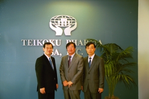 (좌로부터) 테이코쿠 제약 마사히사 기타가와 대표, SK케미칼 신승권 대표, SK케미칼 장