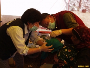발라코트 군기지내 의료캠프에서 진료중인 모습(글로벌케어 간호사 김정희, 의협소속 흉부외과의