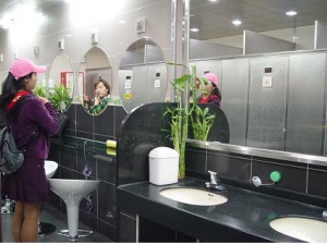 아름다운화장실대상의 우수상을 수상한 숙대입구역 화장실