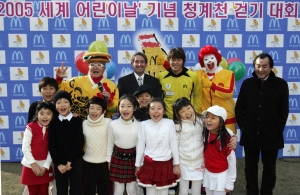 [한국맥도날드 2005 세계어린이날 기념 청계천 걷기대회]참가 어린이와 한국맥도날드 레이 