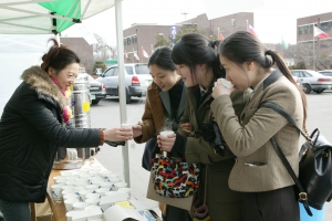 삼육대 교수부인회(회장 김인화)는 4~5일 교내 대강당 앞에서 수험생과 학부모에게 차와 음