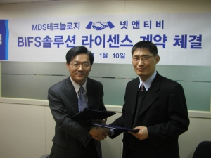 MDS테크놀로지 김현철 사장(오른쪽)과 넷앤티비 박재홍 사장이 계약 서명 후 악수를 하고 