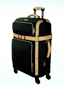 가방 전문 브랜드 쌤소나이트는 1930년대와 40년대에 대한 향수를 불러일으키는 스타일에 