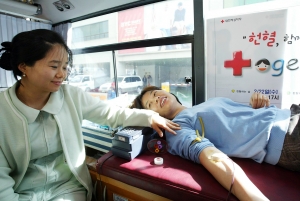 삼성화재 안양지점에서 23일 실시된 전국 순회 '사랑의 헌혈 캠페인'에 