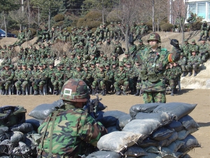육군 7군단은 17일 경계작전 시범식 교육을 실시했으며, 사진은 수하요령에 대해 시범을 보