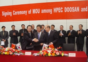 중국전력투자집단공사(CPI)와 MOU를 체결하는 김태우 부사장(가운데)