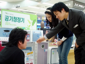 공기청정기를 고르고 있는 고객
