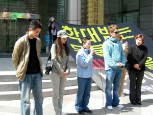 동물사랑실천협회 회원 및 많은 시민들이 대거 참여한 가운데 가수 리아,방송인 김준희,지누션