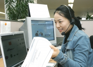한 중소기업 직원이 'CRM KOREA'를 이용해 고객과 상담하고 있다.