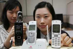 어느 것이 인터넷전화기일까? 데이콤은 국내최초로 인터넷전화를 통해 모든 이동통신사 고객과 
