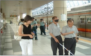 시각장애인 체험을 하고 있는 지하철 직원모습