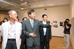 선거사진전에서 오세훈 당선자가 사진전을 둘러보고 있다. 왼쪽은 상명대 이준방 상명대 이사장