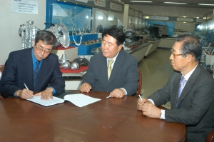 왼쪽부터 한국자동차공업협회 이영국(李泳國) 회장, 한국자동차공업협동조합 신달석(申達錫) 이
