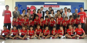 베이직하우스는 지난 7일 충남 천안초등학교 축구부에 250여 만원 상당의 축구 용품을 기증