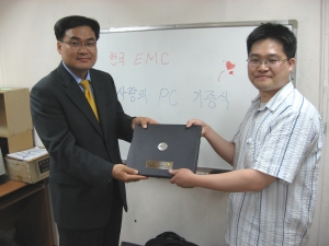 한국EMC 이만영 상무가 섬돌야학 교사 대표에게 노트북을 전달하고 있다.
