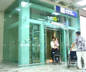 현대엘리베이터가 김포공항 청사내에 국내 최대 규모인 45인승 누드 엘리베이터를 설치했다고 