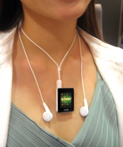 레인콤이 목걸이형 MP3플레이어인 아이리버 S10을 내놓는다.