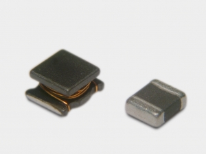 삼성전기가 개발한 4.7uH급 2520 파워 칩인덕터(오른쪽)와 동일 용량의 3225 권선