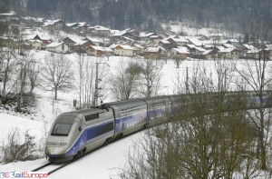 프랑스 겨울 풍경 속의 TGV