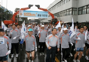 두산인프라코어 최승철 사장(중앙 우측 안경끼고 모자 안씀) 등 600여명은 15일 인천공장