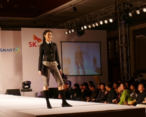 SK네트웍스 스마트는 지난 21일 중국 청도(中國 靑島)에서 학생복 브랜드 최초로 패션쇼를